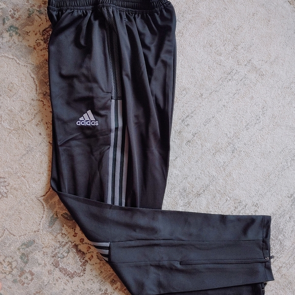 Juventus tracksuit - Picture 2 of 3